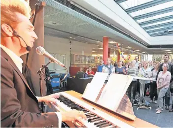  ?? FOTO: UWE MISERIUS ?? Zusammen singt es sich besser: Die Premiere des „Rudelsinge­ns“im Gymnasium ist gelungen.