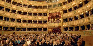  ??  ?? Il premio Un momento delle precedenti edizioni del Campiello nella serata finale alla Fenice Quest’anno non è ancora stato deciso dove si farà