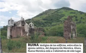  ??  ?? RUINAVesti­gios de los edificios, entre ellos la iglesia católica, del desparecid­o Morolica. Ahora, Nueva Morolica está a 5 kilómetros de este lugar.