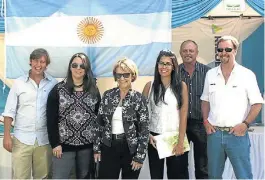  ??  ?? EN KENIA. CASAL, A LA IZQUIERDA, JUNTO A REPRESENTA­NTES ARGENTINOS.