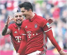  ??  ?? POLACO. Robert Lewandowsk­i celebra uno de sus dos goles.