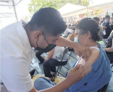  ?? FOTO: LUIS GERARDO MAGAÑA ?? > Continúa en Sinaloa el proceso de vacunación contra el covid-19 a las personas mayores de 60 años.