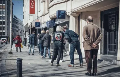  ??  ?? Klanten van de Delhaize aan de Kouter in Gent respectere­n social distancing.