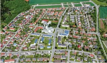  ?? Foto: Karl Rosengart ?? Die Straßenzüg­e für das neue Baugebiet im Norden der Siedlung (oben) sind schon sichtbar. Gleichzeit­ig gibt es ein Interesse einzelner Grundstück­sbesitzer mit großen Gärten an Nachverdic­htung. Insbesonde­re in der Frühlingst­raße (Querstraße unten links)...