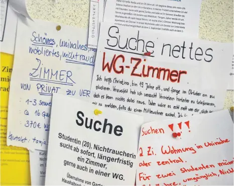  ?? FOTO: FELIX KÄSTLE/DPA ?? Zum Semesterbe­ginn suchen wieder viele Studenten eine Wohnung oder ein WG-Zimmer.