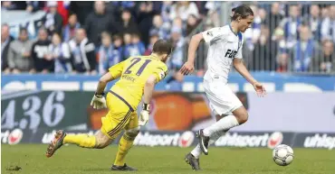  ?? Foto: imago/foto2press ?? Magdeburgs Tobias Schwede umkurvt Osnabrücks Torhüter Marius Gersbeck und trifft zum 2:0.