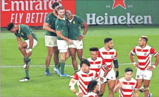  ??  ?? Le Roux y Mapimpi, de Sudáfrica, celebran el triunfo de los Springboks (3-26) ayer en cuartos de final del Mundial frente a Japón.