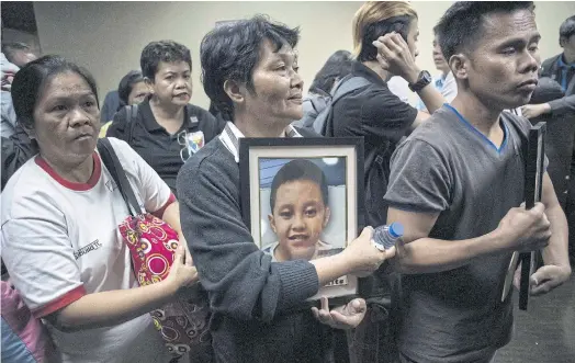  ??  ?? FATAL SHOT: Melinda Colite holds a picture of her grandson Zandro Colite, who she says died after taking the anti-dengue vaccine Dengvaxia.