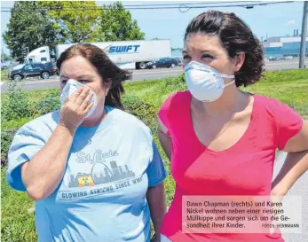 ?? FOTOS: HERRMANN ?? Dawn Chapman (rechts) und Karen Nickel wohnen neben einer riesigen Müllkippe und sorgen sich um die Gesundheit ihrer Kinder.