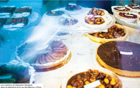  ??  ?? Les créations de Sébastien Gaudard, dans sa pâtisserie de la rue des Martyrs, à Paris.