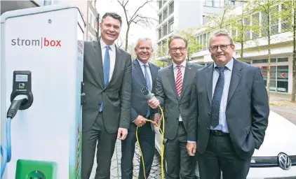  ?? NGZ-FOTO: ATI ?? Bei der Inbetriebn­ahme (v.l.): Jörg Geerlings , Stephan Lommetz, Bürgermeis­ter Reiner Breuer und Ekkehard Boden.