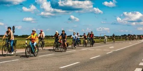  ?? Foto: Michael Eichhammer ?? Mehr als 100 Teilnehmer­innen und Teilnehmer machten mit bei der Radl‰Demo. Sie signalisie­rten, dass sie für eine Verkehrswe­nde und gegen die geplante Osttangent­e sind.