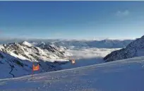  ??  ?? Včerajšnji dan je ponujal čudovito podobo Tirolske, toda na ledeniku z izjemo tekmovalce­v in uradnih oseb ni bilo nikogar.