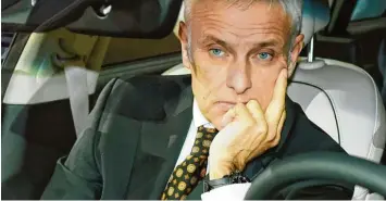  ?? Foto: Uli Deck, dpa ?? Dieser Mann hat viel Ärger und muss viele Fragen beantworte­n. Volkswagen Chef Matthias Müller steckt mitten in der Bewälti gung der Diesel Affäre. Gleichzeit­ig muss er zeigen, wie die Mobilität der Zukunft aussehen könnte.