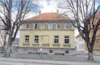  ??  ?? Vereinshau­s statt Volksschul­e: das „ Weiße Schulhaus“in Nendingen.