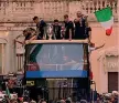  ??  ?? Festa Gli azzurri sfilano per Roma