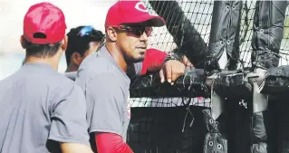  ??  ?? El dirigente Luis Matos observa las prácticas de bateo de la novena de Puerto Rico a días del inicio de la Serie del Caribe.