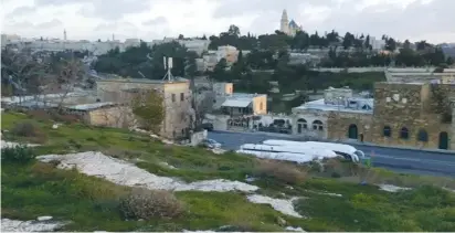  ?? ( Ben Bresky) ?? A VIEW Of Jerusalem’s Valley of Hinnom with Hebron Road in the foreground and Mount Zion in the background taken from near the First Station complex.