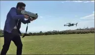  ??  ?? 無人機殺手操作人像持­步槍一樣瞄準無人機。 （IXI科技公司提供）