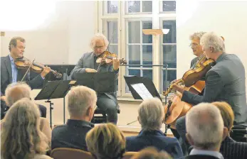  ?? FOTO: HELMUT VOITH ?? Das Modern String Quartet musiziert in Schloss Achberg: von links Joerg Widmoser, Winfried Zrenner, Thomas Wollenwebe­r und Andreas Hoericht.