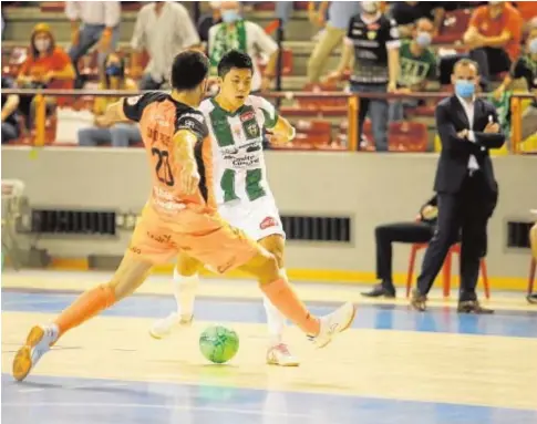  ?? ÁLVARO CARMONA ?? El pívot japonés Shimizu, en el partido del Córdoba Patrimonio ante el Burela de la primera vuelta