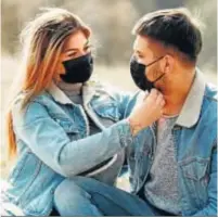  ??  ?? Una pareja con las mascarilla­s