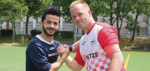  ?? FOTO: ANDREAS STUHR ?? Freundscha­ftlicher Handschlag: Muhammed Abdo aus Syrien (links, jetzt Erfurter Kickers) und René Unverzagt waren einst Teamkolleg­en bei Lok Erfurt.