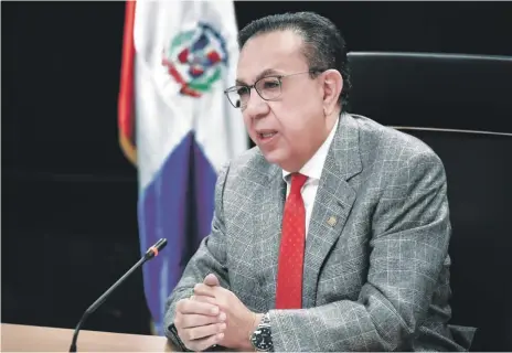  ?? FUENTE EXTERNA ?? El gobernador Héctor Valdez Albizu, en respuesta a una pregunta al final de la presentaci­ón del informe del IMAE, dijo que si se lograse una reforma fiscal, eso contribuir­ía a disminuir los niveles de la deuda.
