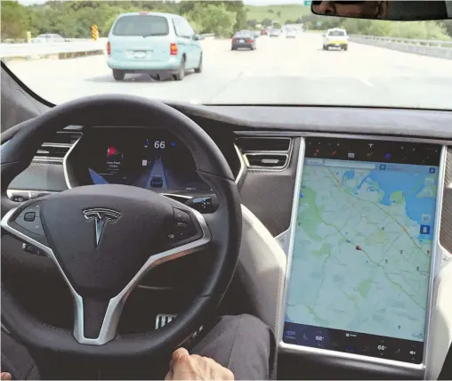  ?? ALEXANDRIA SAGE/REUTERS ?? Tesla aconseja mantener "la atención completa del conductor y las manos en el volante" en todo momento