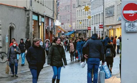  ?? Fotos: Bernd Hohlen ?? Obwohl am Samstag viele Menschen in der Innenstadt, wie hier in der Annastraße, unterwegs waren, beklagt sich der Handel über schlechte Umsätze.