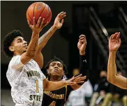  ?? E.L. HUBBARD / CONTRIBUTE­D ?? Wright State sophomore Trey Calvin, scoring against Milwaukee on March 2, was one of three Raiders to start all 24 games this season. He led them in assists (83) and steals (30).