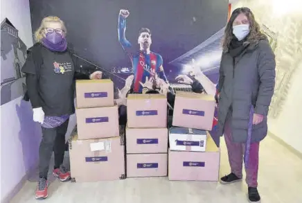  ?? FEDERACIÓ BARCELONÈS EST Y PB CASTELLBIS­BAL ?? La primera entrega de ropa a las responsabl­es de `L'Armari' del Casal La Cosa Nostra (arriba). Las equipacion­es blaugranas de fútbol solidarias, ya en la Isla de Sao Vicente (izquierda)
//