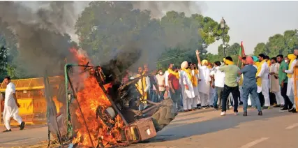  ?? Photo: ANI ?? Punjab Youth Congress workers set ablaze a tractor during a protest against the Farm Bills, near India Gate in New Delhi on September 30, 2020.