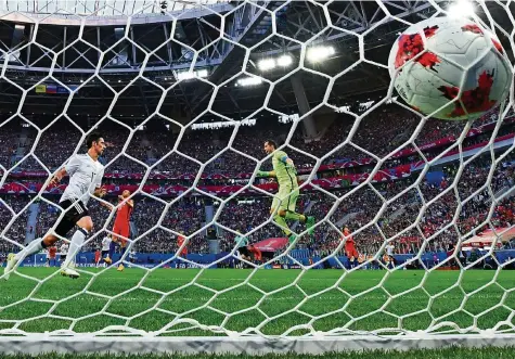  ?? AFP ?? Chile-Goalie Claudio Bravo (M.) regt sich mächtig darüber auf, dass Lars Stindl zum 1:0 für Deutschlan­d getroffen hat.