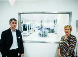  ??  ?? Onderzoeke­rs Giovanni Flamand (Imec) en Lieve De Doncker (UHasselt) bij het afgesloten ‘dry lab’ waar batterijen worden ontwikkeld.
