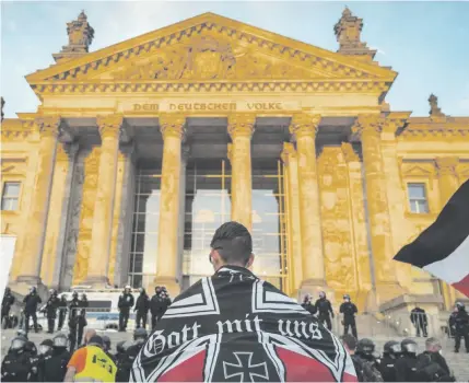  ??  ?? Am 29. August entstanden am Reichstag die Bilder, die Neonazis brauchen, um die Radikalisi­erung von Corona-Protesten anzufeuern.