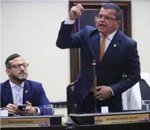  ?? RAFAEL PACHECO ?? Luis Carranza (de pie) anunció que el PAC presentará mociones para modificar el plan. A su lado, Enrique Sánchez.