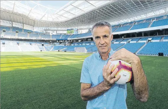  ?? FOTO: UNCITI ?? Meho Kodro posando mientras sujeta un balón en el estadio de Anoeta