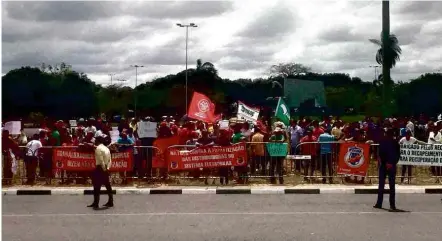  ??  ?? » BICO FECHADO Manifestan­tes protestam contra Michel Temer (MDB) durante visita a Boa Vista (Roraima); ele não quis comentar declaraçõe­s do diretor-geral da PF, Fernando Segovia, que disse não ver provas em inquérito contra o presidente