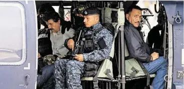  ?? Eduardo Verdugo / AP ?? Joaquín El Chapo Guzmán, sentado entre efectivos de la Marina, antes de ser trasladado a la cárcel por helicópter­o, luego de haber sido capturado en el estado de Sinaloa.