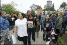  ?? ELAINE THOMPSON - THE ASSOCIATED PRESS ?? People begin a march through a courtyard following a vigil outside where a pregnant mother was shot and killed Sunday by police Tuesday in Seattle. Police officers shot and killed 30-year-old Charleena Lyles after Lyles, authoritie­s said, confronted...