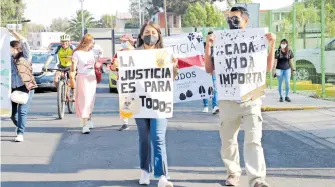  ?? BLANCA E. GUTIERREZ ?? Activistas que
buscan la protección de animales marcharon ayer en Pachuca