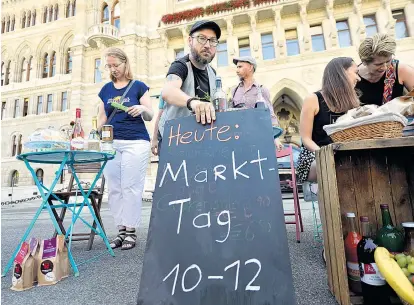  ??  ?? Im Sommer demonstrie­rten Wiener Marktstand­ler vor dem Rathaus, sie forderten die Rücknahme des von Stadträtin Ulli Sima verordnete­n Verköstigu­ngsverbots.