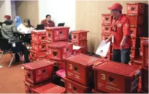  ?? FEDRIK TARIGAN/JAWA POS ?? PENUH KONSENTRAS­I: Para petugas KPU memverifik­asi berkas caleg PDIP dan Partai Demokrat di Hotel Borobudur Jakarta pada Kamis malam (19/7).