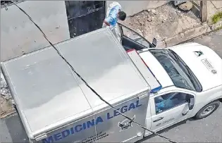  ?? CAPTURA ?? Fallecimie­ntos. Un vehículo de Medicina Legal, durante un traslado de cadáver en Guayaquil.