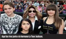  ??  ?? Aquí los tres junto a la hermana La Toya Jackson.