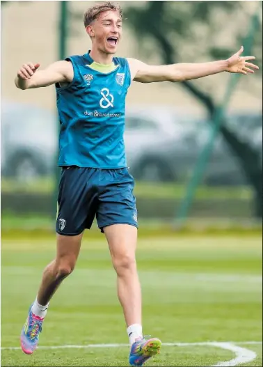  ?? ?? Dean Huijsen sonríe durante un entrenamie­nto reciente con el Bournemout­h.