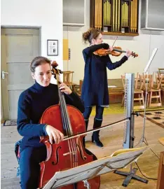  ?? Foto: Manuela Rieger ?? Ruth Baar und Verena Einsiedler spielten in Mariä Himmelfahr­t in St. Afra. Nicht im Bild Organist Christian Schwarz.