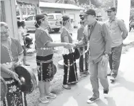  ??  ?? RAIME (kanan) disambut penduduk di Kg Masanoi pada program itu.
