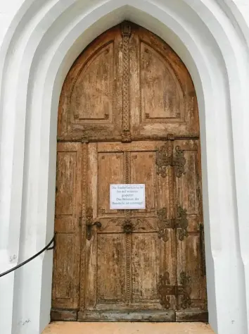  ?? Foto: Daniel Ertl ?? Bis auf Weiteres ist die Stadtpfarr­kirche Mariä Himmelfahr­t in Höchstädt gesperrt. Untersuchu­ngen haben ergeben, dass Teile des Gewölbes locker sind.